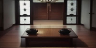 工口实验室互动游戏区界面截图，展示文字冒险游戏选择分支界面，深色背景专业感